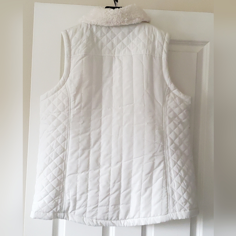 Women's Zip Up Active Quilted Vest With Sherpa Lining - Picture 2 of 10